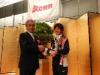第90回箱根駅伝MVP　大津選手（東洋大）へ坂梨町長から金栗杯が授与されました 