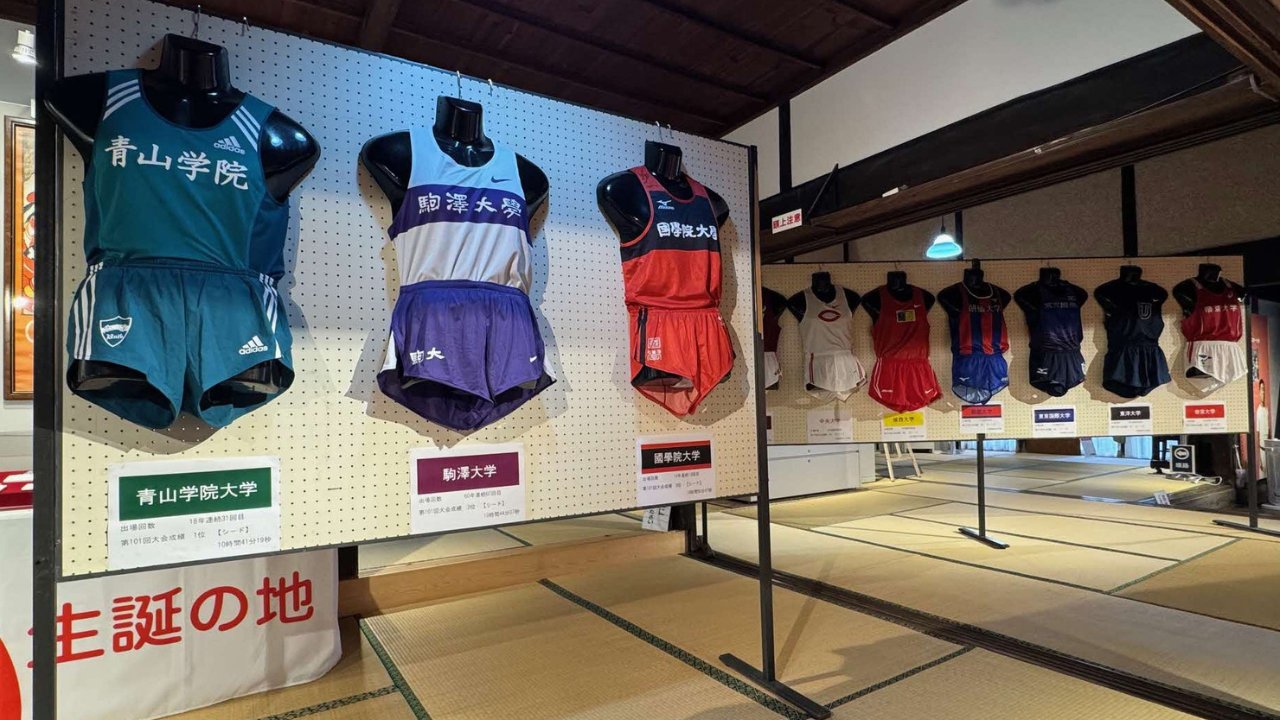 第102回東京箱根間往復大学駅伝競走出場校のユニフォームとのぼりを展示しています