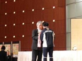 金栗杯を坂梨町長から大津選手へ授与 金栗杯を坂梨町長から大津選手へ授与