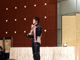 金栗杯を坂梨町長から大津選手へ授与2 金栗杯を坂梨町長から大津選手へ授与2