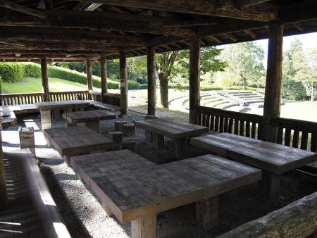東屋内部