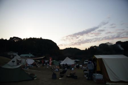 キャンプ風景、夕方1