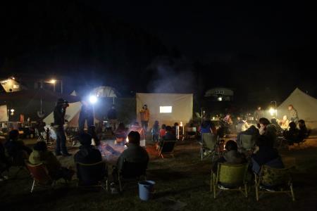 キャンプ風景、夜の団らん