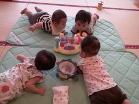 子ども4人で遊んでいる写真