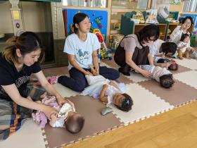 お母さんが赤ちゃんと触れ合っている写真