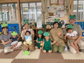 カエルのお面をつけている写真