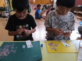児童が制作している写真