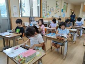 児童がそろばんをしている写真