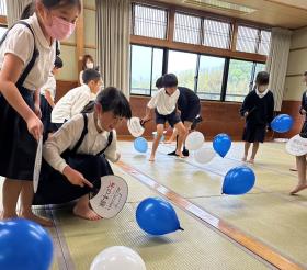 児童が風船で遊んでいる写真