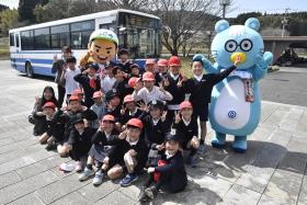 バスの前で記念撮影